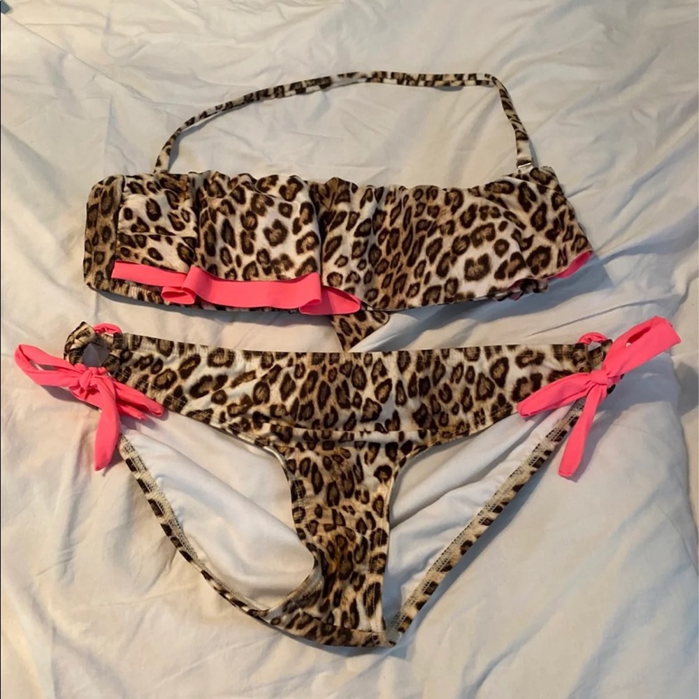 Juicy Couture bikini set. Size large top & bottom Removable pads